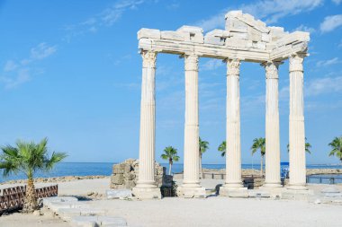 Türkiye 'nin Akdeniz kıyısındaki Apollo Tapınağı' nın muhteşem kalıntıları. Roma tapınağı Türkiye 'de popüler bir turistik merkezdir. Güneşli bir günde sütunların inanılmaz manzarası.