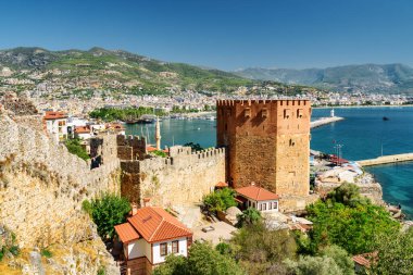 Türkiye 'nin Alanya kentindeki Akdeniz kıyısındaki Kizil Kule' nin muhteşem manzarası. Kızıl Kule Türkiye 'de popüler bir turizm merkezi..