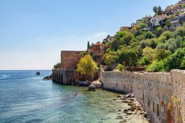 Tersane 'nin ve Alanya, Türkiye sahilinin muhteşem manzarası. Harika bir kıyı şeridi. Antik tersane Türkiye 'de popüler bir turizm merkezi..