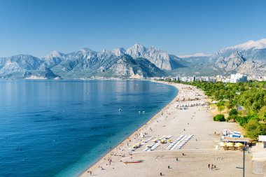 Antalya 'daki Konyaalti Sahili ve Park' ın muhteşem manzarası. İHA sahilde uçuyor. Konyaalti Plajı Türkiye 'de popüler bir turizm merkezi.