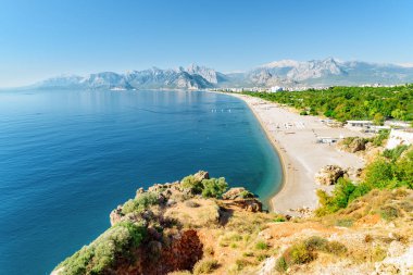 Antalya 'daki Konyaalti Sahili ve Park' ın muhteşem manzarası. İHA sahilde uçuyor. Konyaalti Plajı Türkiye 'de popüler bir turizm merkezi.
