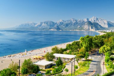 Antalya 'daki Konyaalti Sahili ve Park' ın muhteşem manzarası. İHA sahilde uçuyor. Konyaalti Plajı Türkiye 'de popüler bir turizm merkezi.