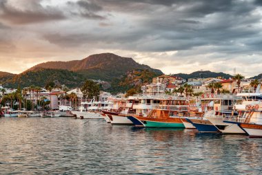 Türkiye 'nin Marmaris kentindeki teknelerin gün batımı manzarası. Liman kenti, Türk Rivierası 'nda popüler bir turizm beldesi..