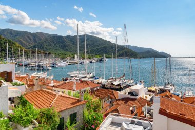 Türkiye 'deki Marmaris Marina manzarası. Liman kenti, Türk Rivierası 'nda popüler bir turizm beldesi..