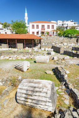 Türkiye 'nin Bodrum kentindeki Halicarnassus' taki (Mausolus 'un Mezarı) mozolenin kalıntıları. Anıt mezar, Antik Dünya 'nın Yedi Harikası' ndan biri ve Türkiye 'de popüler bir turizm merkezi..