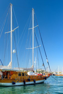 Milta Bodrum Marina 'da demirlemiş yatların manzarası. Liman kenti, Türk Rivierası 'nda popüler bir turizm beldesi..
