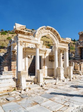 Efes 'teki harabelerin manzarası. Türkiye 'nin İzmir ilinin Selcuk ilçesindeki antik Yunan kentinin kalıntıları. Efes, Türkiye 'de popüler bir turizm merkezi..