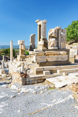 Efes 'teki harabelerin manzarası. Türkiye 'nin İzmir ilinin Selcuk ilçesindeki antik Yunan kentinin kalıntıları. Efes, Türkiye 'de popüler bir turizm merkezi..