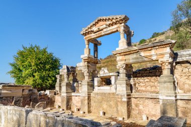 Efes 'teki harabelerin manzarası. Türkiye 'nin İzmir ilinin Selcuk ilçesindeki antik Yunan kentinin kalıntıları. Efes, Türkiye 'de popüler bir turizm merkezi..