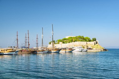 Kusadasi, Türkiye 'de manzaralı Guvercinada Adası (Güvercin Adası) manzarası. Büyük tatil beldesi Türkiye 'de popüler bir turizm beldesi.