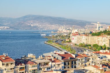 Türkiye 'nin İzmir kıyı şeridinin muhteşem hava manzarası. Ege Denizi üzerindeki İzmir Körfezi soldan görülebilir. İnanılmaz bir şehir manzarası. Şehir Türkiye 'de popüler bir turizm beldesi.