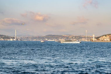 Alışılmadık İstanbul silueti, Türkiye. Feribot Boğaz 'ı geçiyor. Boğazın muhteşem manzarası..