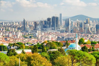 İstanbul, Türkiye 'deki gökdelenlerin muhteşem manzarası. Alışılmadık İstanbul silueti. İnanılmaz bir şehir manzarası. Şehir dünyanın en popüler turistik beldesidir..