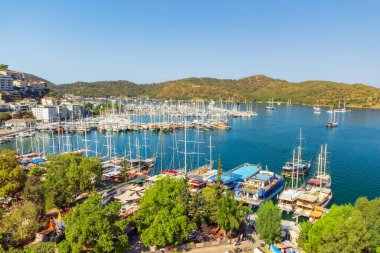 Türkiye 'deki Fethiye Marina' nın havadan görüntüsü. Fethiye, Türk Rivierası 'nda popüler bir turizm beldesi..