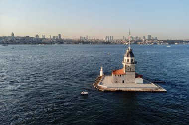 İstanbul, Türkiye 'deki Bakire Kulesi (Leander' s Tower) ve Boğaz 'ın havadan görünüşü. İstanbul dünyada popüler bir turizm beldesi.