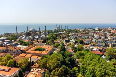 Ayasofya ve Türkiye 'nin İstanbul kentindeki Topkapı Sarayı' nın muhteşem hava manzarası. İnsansız hava aracı şehrin üzerinde uçuyor. Boğaz arka planda görünür. İnanılmaz bir şehir manzarası.