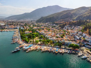 Türkiye 'deki Fethiye kıyı şeridinin havadan görüntüsü. Fethiye, Türk Rivierası 'nda popüler bir turizm beldesi..