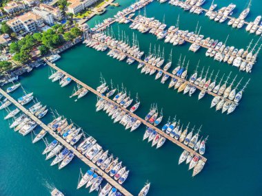 Türkiye 'nin Fethiye Marina kentindeki yatların hava manzarası. İHA marinanın üzerinde uçuyor. Fethiye, Türk Rivierası 'nda popüler bir turizm beldesi..