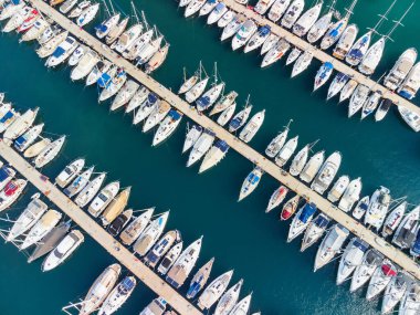 Türkiye 'nin Marmaris Marina kentindeki yatların hava görüntüsü. Liman kenti, Türk Rivierası 'nda popüler bir turizm beldesi..