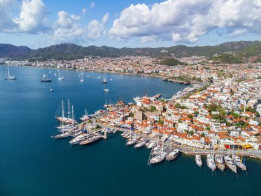 Marmaris 'in hava görüntüsü. Liman kenti, Türk Rivierası 'nda popüler bir turizm beldesi..