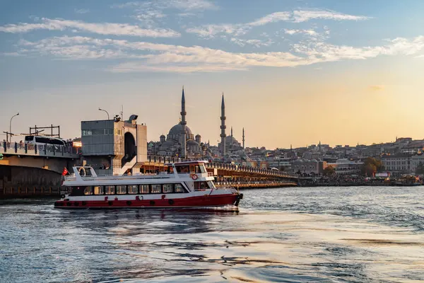 Altın Boynuz ve Yeni Cami (Valide Sultan Camii) üzerindeki Galata Köprüsü manzaralı akşam manzarası. Muhteşem İstanbul silüeti.
