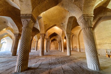 Shiraz, İran - 31 Ekim 2018: Vakil Camii 'nin güzel manzarası. Harika bir kubbe tavanı ve harika sütunlar. Müslüman mekanının Pers iç mimarisi.