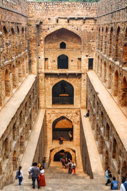 Delhi, Hindistan - 5 Kasım 2018: Agrasen ki Baoli rezervuarının muhteşem manzarası. Kadim adım Güney Asya 'nın popüler bir turistik cazibesidir. Kemerli oyukları olan muhteşem bir tarihi anıt..