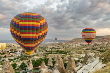 Kapadokya, Türkiye - 22 Eylül 2021: Goreme Tarih Ulusal Parkı üzerinde uçan renkli sıcak hava balonlarının muhteşem manzarası. Kapadokya 'nın muhteşem manzarası, Türkiye.