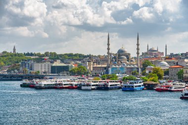 İstanbul silueti, Türkiye. Altın Boynuz 'un muhteşem manzarası. İstanbul dünyanın popüler bir turizm beldesi.