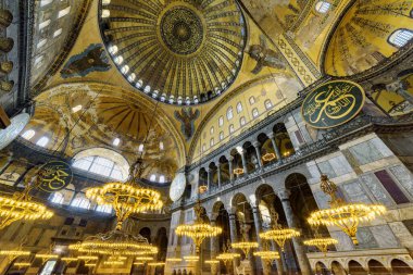 İstanbul, Türkiye - 19 Eylül 2021: Ayasofya 'nın İçi. Ulu Cami ve eski adıyla Kilise, İstanbul 'un hacılar ve turistleri arasında popüler bir yerdir..