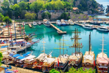 Antalya, Türkiye - 30 Eylül 2021: Kaleici 'deki Eski Antalya Marina manzarası. Kaleici bölgesi tarihi kent merkezi ve Türkiye 'de popüler bir turistik merkezdir..