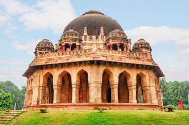 Delhi, Hindistan 'daki Lodi Gardens' ta Muhammed Shah 'ın mezarının muhteşem manzarası. Bahçeler Güney Asya 'nın popüler bir turistik merkezidir..