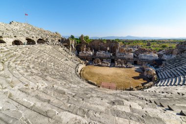 Side, Türkiye 'deki antik tiyatro manzarası. Tarafı Türkiye 'de popüler bir turizm beldesi.