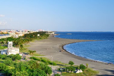 Cijin Sahili 'nin Kaohsiung, Tayvan' daki Cijin Adası 'ndaki muhteşem hava manzarası. Plaj, Asya sakinleri ve turistler arasında popüler bir eğlence mekanıdır..