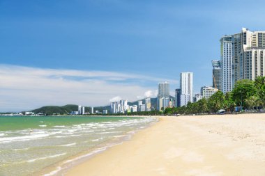 Nha Trang, Vietnam 'ın merkez plajının muhteşem manzarası. Kıyı şehrinde güzel, beyaz, tropikal bir sahil. Manzaralı sahil şeridi. İnanılmaz bir şehir manzarası. Nha Trang Asya 'nın popüler bir turizm beldesidir..