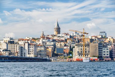 İstanbul silueti. Galata Kulesi ve Galata Köprüsü 'nün muhteşem manzarası. İstanbul popüler bir turizm beldesi.