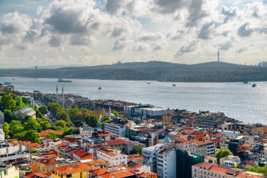 İstanbul, Türkiye 'deki Altın Boynuz' un havadan görünüşü. Galata Kulesi 'nden inanılmaz bir şehir manzarası. İstanbul dünyada popüler bir turizm beldesi.