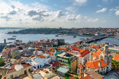 İstanbul, Türkiye 'deki Altın Boynuz' un havadan görünüşü. Galata Kulesi 'nden inanılmaz bir şehir manzarası. İstanbul dünyada popüler bir turizm beldesi.