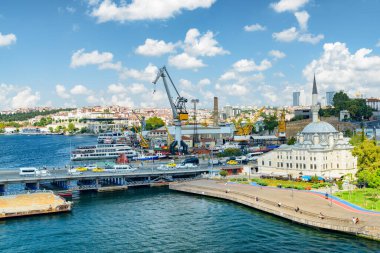 Türkiye 'nin İstanbul kentindeki Sokollu Mehmed Paşa Camii ve Atatürk Köprüsü manzarası. İnanılmaz bir şehir manzarası. İstanbul dünyanın popüler bir turizm beldesi.