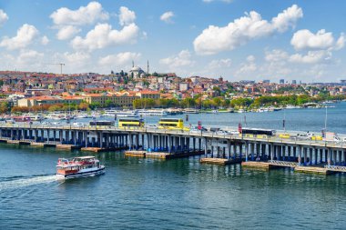 İstanbul, Türkiye 'deki Altın Boynuz üzerindeki Atatürk Köprüsü manzarası. Fatih Camii arka planda görünür. İstanbul dünyanın popüler bir turizm beldesi.