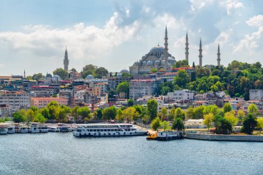 İstanbul silueti, Türkiye. Altın Boynuz 'un karşısındaki Süleyman Camii' nin muhteşem manzarası. İstanbul dünyanın popüler bir turizm beldesi.