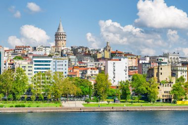 İstanbul silueti. Galata Kulesi 'nin muhteşem manzarası. İstanbul popüler bir turizm beldesi.