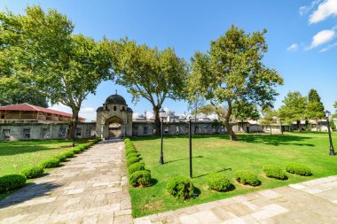 İstanbul, Türkiye 'deki Süleyman Camii' nin yeşil bahçelerinin manzaralı kapısı. Osmanlı İmparatorluk Camii, dünyadaki hacılar ve turistler arasında popüler bir yerdir..