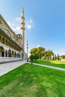 İstanbul, Türkiye 'deki Süleyman Camii' nin yan manzarası. Osmanlı İmparatorluk Camii, dünyadaki hacılar ve turistler arasında popüler bir yerdir..