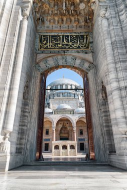 İstanbul, Türkiye 'nin batı kapısından Süleyman Camii' nin muhteşem manzarası. Osmanlı İmparatorluk Camii, dünyadaki hacılar ve turistler arasında popüler bir yerdir..