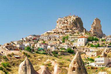 Kapadokya 'daki Goreme Tarihi Ulusal Parkı' ndaki Uchisar Şatosu manzarası. İnanılmaz bir manzara. Kapadokya Türkiye 'nin popüler bir turizm beldesi.