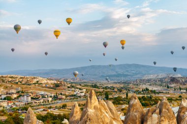 Goreme Tarihi Ulusal Parkı üzerinde uçan renkli sıcak hava balonlarının muhteşem manzarası. Kapadokya 'nın muhteşem manzarası, Türkiye.