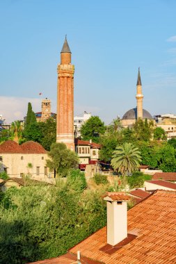 Antalya 'nın Kaleici kentindeki Yivli Minare Camii' nin (Alaaddin Camii) muhteşem manzarası. Kaleici bölgesi tarihi kent merkezidir. Flütlü minare Türkiye 'de popüler bir turizm merkezi..