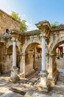 Antalya 'nın Kaleici kentindeki Hadrian Kapısı' nın (Uckapilar) muhteşem manzarası. Kaleici bölgesi tarihi kent merkezi ve Türkiye 'de popüler bir turistik merkezdir..