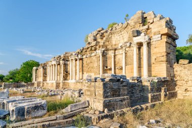 Side, Türkiye 'deki Nymphaeum' un muhteşem manzarası. Antik kentin inanılmaz harabeleri dünyanın popüler bir turistik cazibesidir..